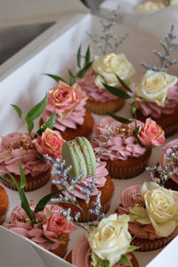 Custom Luxury Cupcakes with Macarons & flowers thumb 1