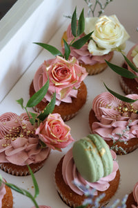 Custom Luxury Cupcakes with Macarons & flowers thumb 5